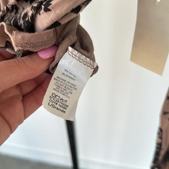 Free Kisses Black Flowers Roses Print Beige Long Sleeve Crop Top Size Large - Picture 6 of 7